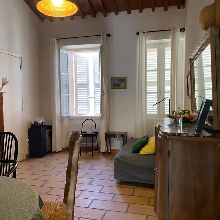 La Maison Et Son Adorable Jardin Clos *