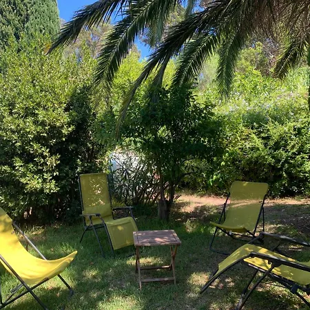 La Maison Et Son Adorable Jardin Clos *